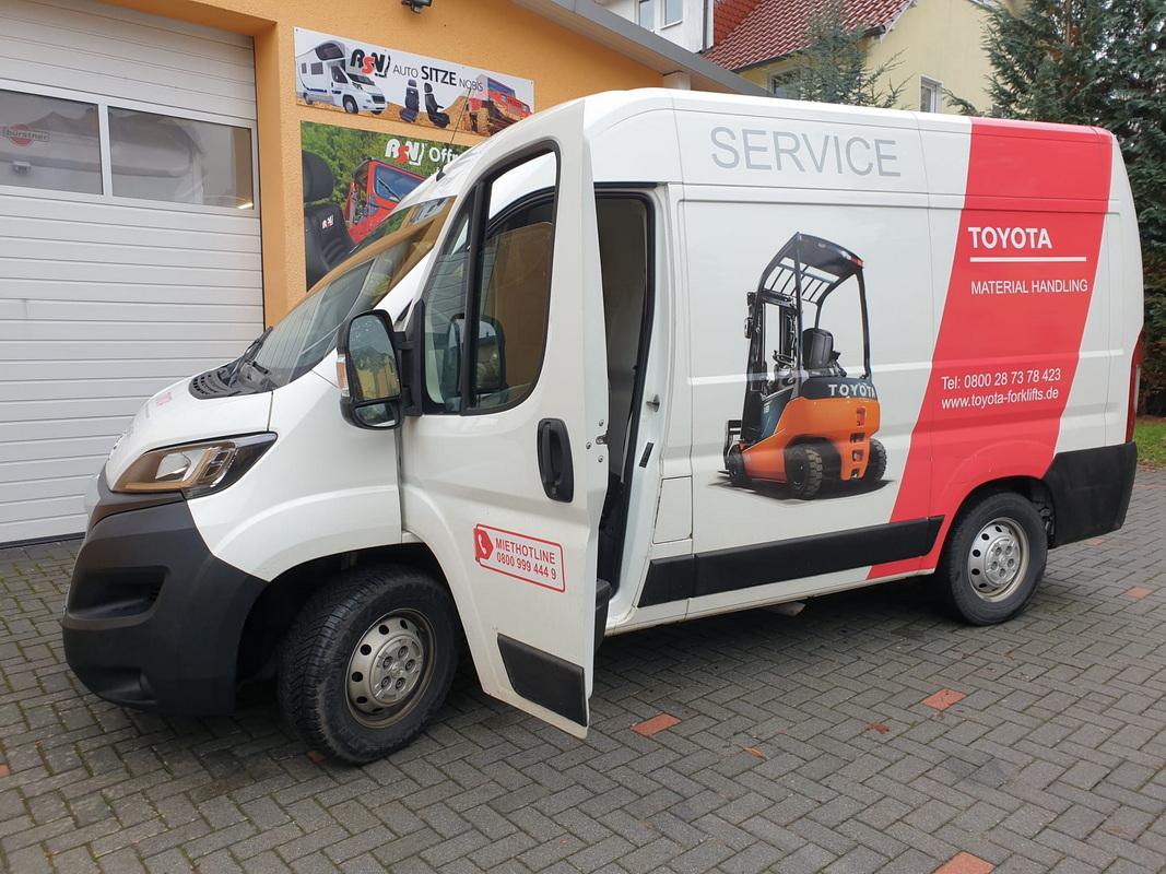 TOYOTA-Stapler Deutschland. Peugeot Boxer ausgestattet mit ASN-Gesundheitssitz K 611 Ergoform plus zusätzlichem mechanischen Federpaket.